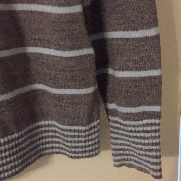 Sweater. Size Medium. - Picture 4 of 9